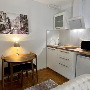 Louis & Elza Old Town Romantic Apartment